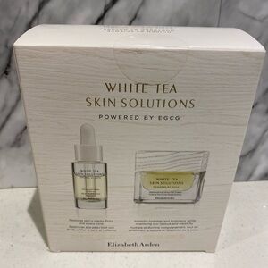 Elizabeth Arden Powerful White Tea Skin Solutions Set includes Cream and Serum